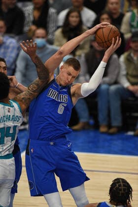 DALLAS, TX - DECEMBER 13: Dallas Mavericks center Kristaps Porzingis (6) grabs a rebound during game featuring the Charlotte Hornets and the Dallas Mavericks on December 13, 2021 at the American Airlines Center in Dallas, TX. (Photo by John Rivera Icon Sportswire) NBA, Basketball Herren, USA DEC 13 Hornets at Mavericks Icon426211213001