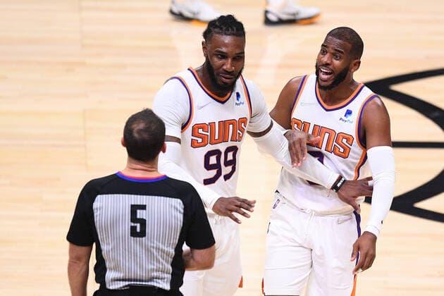 LOS ANGELES, CA - DECEMBER 13: Phoenix Suns Forward Jae Crowder (99) holds back Phoenix Suns Guard Chris Paul (3) as he argues a call with NBA, Basketball Herren, USA official Kane Fitzgerald during a NBA game between the Phoenix Suns and the Los Angeles Clippers on December 13, 2021 at STAPLES Center in Los Angeles, CA. (Photo by Brian Rothmuller Icon Sportswire) NBA: DEC 13 Suns at Clippers Icon211213003