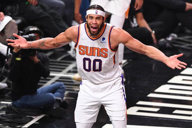 LOS ANGELES, CA - DECEMBER 13: Phoenix Suns Center JaVale McGee (00) reacts to a call during a NBA, Basketball Herren, USA game between the Phoenix Suns and the Los Angeles Clippers on December 13, 2021 at STAPLES Center in Los Angeles, CA. (Photo by Brian Rothmuller Icon Sportswire) NBA: DEC 13 Suns at Clippers Icon211213008