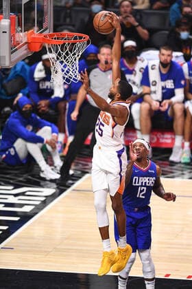 LOS ANGELES, CA - DECEMBER 13: Phoenix Suns Forward Mikal Bridges (25) goes up for a dunk during a NBA, Basketball Herren, USA game between the Phoenix Suns and the Los Angeles Clippers on December 13, 2021 at STAPLES Center in Los Angeles, CA. (Photo by Brian Rothmuller Icon Sportswire) NBA: DEC 13 Suns at Clippers Icon211213012