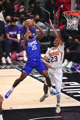 LOS ANGELES, CA - DECEMBER 13: Los Angeles Clippers Forward Justise Winslow (20) goes up for a shot during a NBA, Basketball Herren, USA game between the Phoenix Suns and the Los Angeles Clippers on December 13, 2021 at STAPLES Center in Los Angeles, CA. (Photo by Brian Rothmuller Icon Sportswire) NBA: DEC 13 Suns at Clippers Icon211213014