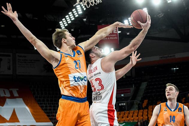 GER, EuroCup, ratiopharm ulm vs Mincidelice JL Bourg en Bresse 14 12 2021, ratiopharm arena, Neu Ulm, GER, EuroCup, ratiopharm ulm vs Mincidelice JL Bourg en Bresse, pictured Moritz Krimmer Ulm, 27 can prevent Axel Julien Bourg en Bresse, 83 from scoring a basket nordphotoxGmbHx xHafner nph00200