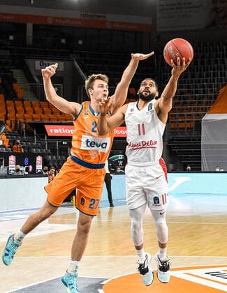 GER, EuroCup, ratiopharm ulm vs Mincidelice JL Bourg en Bresse 14 12 2021, ratiopharm arena, Neu Ulm, GER, EuroCup, ratiopharm ulm vs Mincidelice JL Bourg en Bresse, pictured Moritz Krimmer Ulm, 27 tries to prevent Calvin Harris Jr Bourg en Bresse, 11 from scoring a basket nordphotoxGmbHx xHafner nph00200