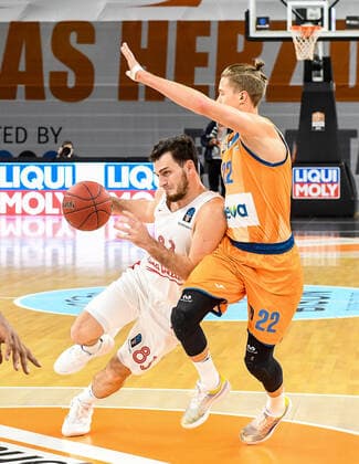 GER, EuroCup, ratiopharm ulm vs Mincidelice JL Bourg en Bresse 14 12 2021, ratiopharm arena, Neu Ulm, GER, EuroCup, ratiopharm ulm vs Mincidelice JL Bourg en Bresse, in the picture a lot of physical action by Axel Julien Bourg en Bresse, 83 and Thomas Klepeisz Ulm, 22. nordphotoxGmbHx xHafner nph00200