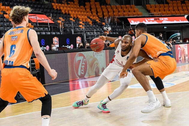 GER, EuroCup, ratiopharm ulm vs Mincidelice JL Bourg en Bresse 14 12 2021, ratiopharm arena, Neu Ulm, GER, EuroCup, ratiopharm ulm vs Mincidelice JL Bourg en Bresse, in picture Per Günther Guenther Ulm, 6 , Rasheed Sulaimon Bourg en Bresse, 1 , Karim Jallow Ulm, 35 nordphotoxGmbHx xHafner nph00200