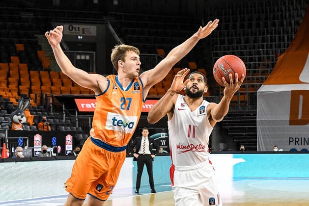 GER, EuroCup, ratiopharm ulm vs Mincidelice JL Bourg en Bresse 14 12 2021, ratiopharm arena, Neu Ulm, GER, EuroCup, ratiopharm ulm vs Mincidelice JL Bourg en Bresse, pictured Moritz Krimmer Ulm, 27 tries to prevent Calvin Harris Jr Bourg en Bresse, 11 from scoring a basket nordphotoxGmbHx xHafner nph00200
