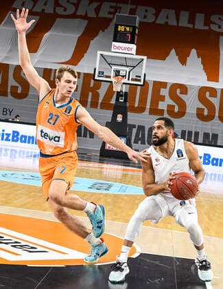 GER, EuroCup, ratiopharm ulm vs Mincidelice JL Bourg en Bresse 14 12 2021, ratiopharm arena, Neu Ulm, GER, EuroCup, ratiopharm ulm vs Mincidelice JL Bourg en Bresse, pictured Moritz Krimmer Ulm, 27 , Calvin Harris Jr Bourg en Bresse, 11 nordphotoxGmbHx xHafner nph00200