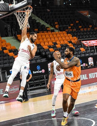 GER, EuroCup, ratiopharm ulm vs Mincidelice JL Bourg en Bresse 14 12 2021, ratiopharm arena, Neu Ulm, GER, EuroCup, ratiopharm ulm vs Mincidelice JL Bourg en Bresse, pictured Calvin Harris Jr Bourg en Bresse, 11 hangs after a basket at the hoop nordphotoxGmbHx xHafner nph00200