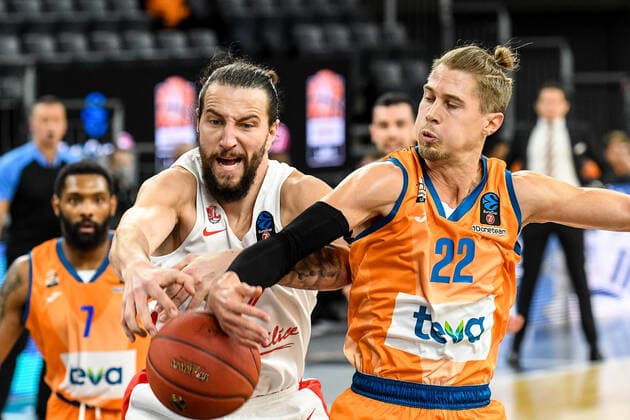 GER, EuroCup, ratiopharm ulm vs Mincidelice JL Bourg en Bresse 14 12 2021, ratiopharm arena, Neu Ulm, GER, EuroCup, ratiopharm ulm vs Mincidelice JL Bourg en Bresse, pictured fighting for the ball, Maxime Courby Bourg en Bresse, 7 , Thomas Klepeisz Ulm, 22 nordphotoxGmbHx xHafner nph00200