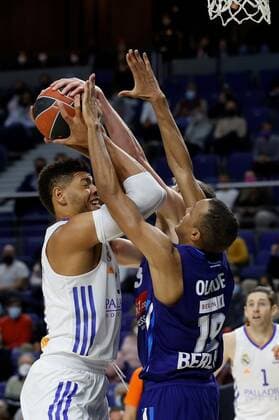 Real Madrid s Walter Tavares (L) in action against Alba Berlin s Louis Olinde (R) during the Euroleague basketball match between Real Madrid and Alba Berlin held at WiZink Center in Madrid, Spain, 14 December 2021. Real Madrid vs. Alba Berlin !ACHTUNG: NUR REDAKTIONELLE NUTZUNG!  Copyright: xJUANJOxMARTINx(es-ES)x GRAF5184 20211214-d214174e8f755700e6b00b61683d147e7d20a829