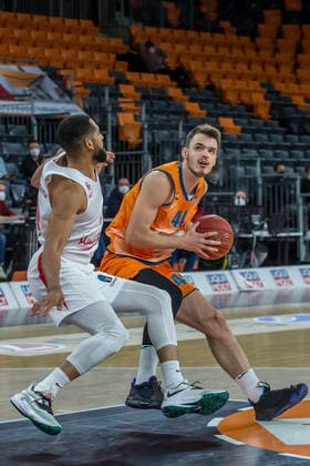 14 12 2021, Neu Ulm, Germany, ratiopharm Arena, ratiopharm ulm vs Mincidelice JL BourgenttaeuschtBresse Basketball 7 Days EuroCup, Calvin Harris Jr Mincidelice JL BourgenttaeuschtBresse and Fedor Zugic ratiopharm ulm in duel Photo H Langer Neu Ulm ratiopharm Arena Bayern Germany.  LANGER20211214_014 Langer-541