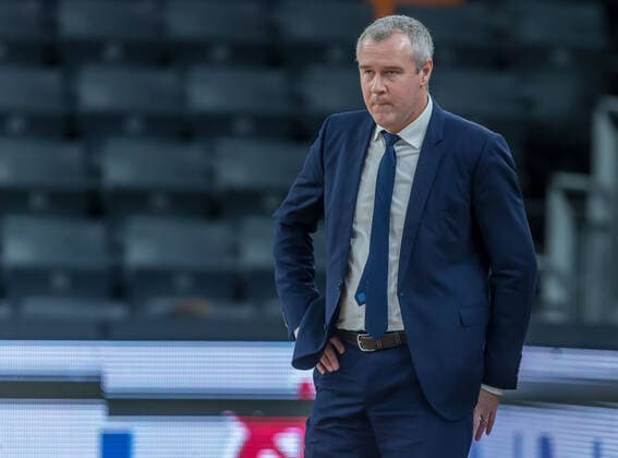 14 12 2021, Neu Ulm, Germany, ratiopharm Arena, ratiopharm ulm vs Mincidelice JL BourgenttaeuschtBresse Basketball 7 Days EuroCup, Haed Coach Axel Julien Mincidelice JL BourgenttaeuschtBresse Schaut Foto H Langer Neu Ulm ratiopharm Arena Bayern Germany  LANGER20211214_017 Langer-541