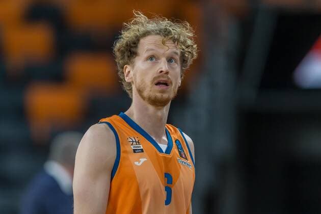 14 12 2021, Neu Ulm, Germany, ratiopharm Arena, ratiopharm ulm vs Mincidelice JL BourgenttaeuschtBresse Basketball 7 Days EuroCup, Per Guenther ratiopharm ulm Schaut Foto H Langer Neu Ulm ratiopharm Arena Bayern Germany  LANGER20211214_021 Langer-541