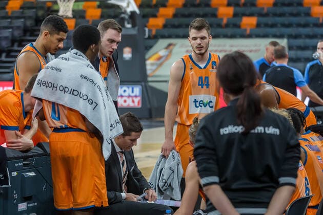 14 12 2021, Neu Ulm, Germany, ratiopharm Arena, ratiopharm ulm vs Mincidelice JL BourgenttaeuschtBresse Basketball 7 Days EuroCup, Head Coach Jaka Lakovic ratiopharm ulm Time out Foto H Langer Neu Ulm ratiopharm Arena Bayern Germany.  LANGER20211214_027 Langer-541