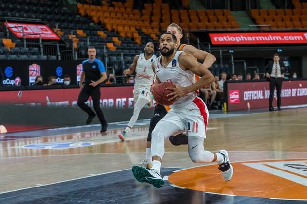 14 12 2021, Neu Ulm, Germany, ratiopharm Arena, ratiopharm ulm vs Mincidelice JL BourgenttaeuschtBresse Basketball 7 Days EuroCup, Calvin Harris Jr Mincidelice JL BourgenttaeuschtBresse and Thomas Klepeisz ratiopharm ulm in duel Photo H Langer Neu Ulm ratiopharm Arena Bayern Germany.  LANGER20211214_031 Langer-541