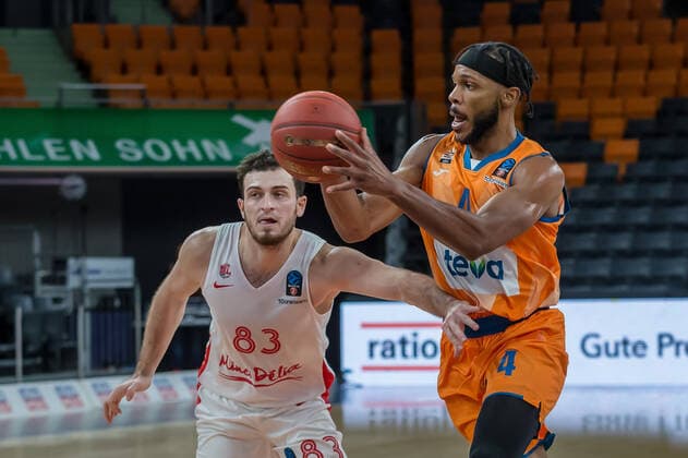 14 12 2021, Neu Ulm, Germany, ratiopharm Arena, ratiopharm ulm vs Mincidelice JL BourgenttaeuschtBresse Basketball 7 Days EuroCup, Axel Julien Mincidelice JL BourgenttaeuschtBresse and Jaron Blossomgame ratiopharm ulm in a duel Photo H Langer Neu Ulm ratiopharm Arena Bayern Germany  LANGER20211214_033 Langer-541