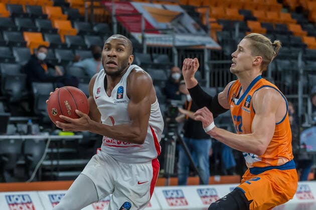 14 12 2021, Neu Ulm, Germany, ratiopharm Arena, ratiopharm ulm vs Mincidelice JL BourgenttaeuschtBresse Basketball 7 Days EuroCup, Rasheed Sulaimon Mincidelice JL BourgenttaeuschtBresse and Thomas Klepeisz ratiopharm ulm in a duel Photo H Langer Neu Ulm ratiopharm Arena Bayern Deutschland  LANGER20211214_052 Langer-541