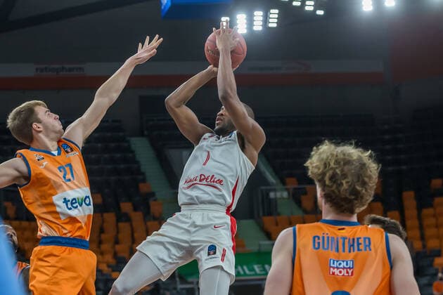 14 12 2021, Neu Ulm, Germany, ratiopharm Arena, ratiopharm ulm vs Mincidelice JL BourgenttaeuschtBresse Basketball 7 Days EuroCup, Moritz Krimmer ratiopharm ulm , Rasheed Sulaimon Mincidelice JL BourgenttaeuschtBresse and Per Guenther ratiopharm ulm in duel Photo H Langer Neu Ulm ratiopharm Arena Bayern Germany.  LANGER20211214_059 Langer-541