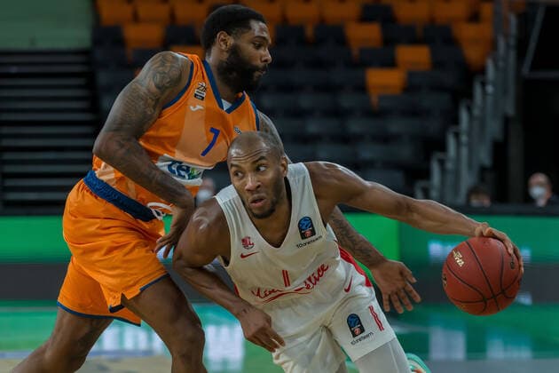 14 12 2021, Neu Ulm, Germany, ratiopharm Arena, ratiopharm ulm vs Mincidelice JL BourgenttaeuschtBresse Basketball 7 Days EuroCup, Sindarius Thornwell ratiopharm ulm and Rasheed Sulaimon Mincidelice JL BourgenttaeuschtBresse in duel Photo H Langer Neu Ulm ratiopharm Arena Bayern Germany.  LANGER20211214_064 Langer-541