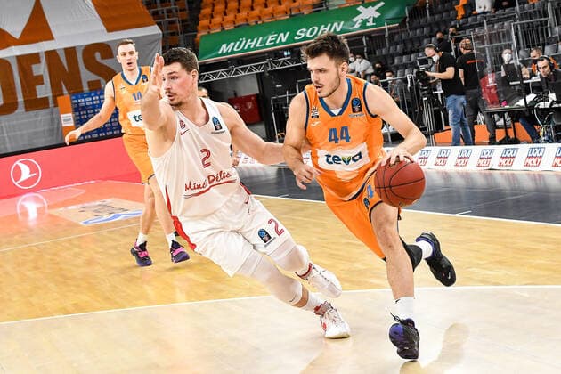 GER, EuroCup, ratiopharm ulm vs Mincidelice JL Bourg en Bresse 14 12 2021, ratiopharm arena, Neu Ulm, GER, EuroCup, ratiopharm ulm vs Mincidelice JL Bourg en Bresse, in picture Alexandre Chassang Bourg en Bresse, 2 tries Fedor Zugic Ulm, 44 stop nordphotoxGmbHx xHafner nph00200