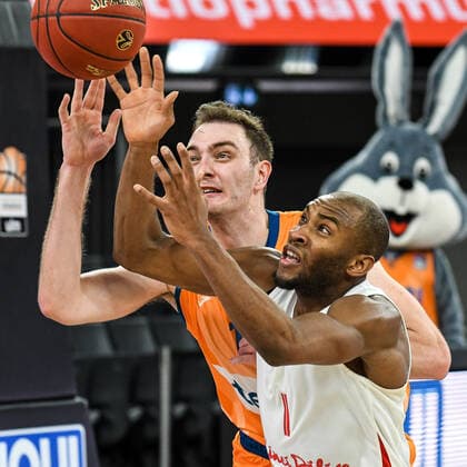 GER, EuroCup, ratiopharm ulm vs Mincidelice JL Bourg en Bresse 14 12 2021, ratiopharm arena, Neu Ulm, GER, EuroCup, ratiopharm ulm vs Mincidelice JL Bourg en Bresse, in picture Philipp Herkenhoff Ulm, 14 and Rasheed Sulaimon Bourg en Bresse, 1 try to reach the ball nordphotoxGmbHx xHafner nph00200
