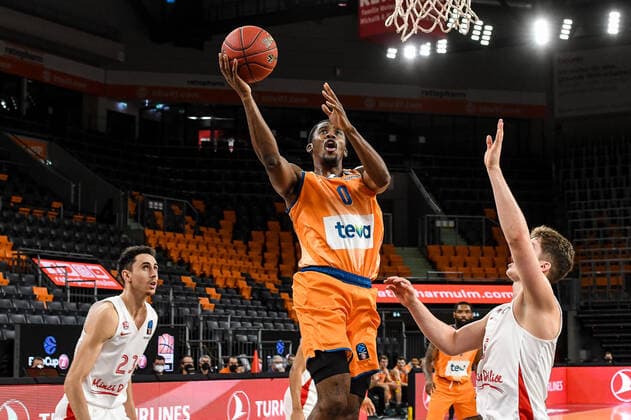 GER, EuroCup, ratiopharm ulm vs Mincidelice JL Bourg en Bresse 14 12 2021, ratiopharm arena, Neu Ulm, GER, EuroCup, ratiopharm ulm vs Mincidelice JL Bourg en Bresse, in the picture Semaj Christon Ulm, 0 goes to the basket, Hugo Benitez Bourg en Bresse, 5 and Maxime Roos Bourg en Bresse, 23 cant interfere anymore. nordphotoxGmbHx xHafner nph00200