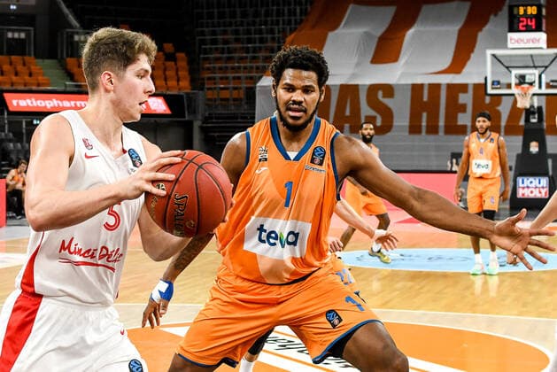 GER, EuroCup, ratiopharm ulm vs Mincidelice JL Bourg en Bresse 14 12 2021, ratiopharm arena, Neu Ulm, GER, EuroCup, ratiopharm ulm vs Mincidelice JL Bourg en Bresse, pictured Hugo Benitez Bourg en Bresse, 5 , Cristiano Felicio Ulm, 1 nordphotoxGmbHx xHafner nph00200