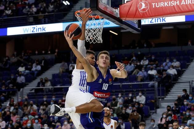 Real Madrid s Edy Tavares (L) in action against Alba Berlin s Tim Schneider (R) during the Euroleague basketball match between Real Madrid and Alba Berlin held at WiZink Center in Madrid, Spain, 14 December 2021. Real Madrid vs. Alba Berlin !ACHTUNG: NUR REDAKTIONELLE NUTZUNG!  Copyright: xJUANJOxMARTINx(es-ES)x GRAF5269 20211214-b741eb2364851be73515af59628708fcd7f8f615
