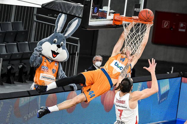GER, EuroCup, ratiopharm ulm vs Mincidelice JL Bourg en Bresse 14 12 2021, ratiopharm arena, Neu Ulm, GER, EuroCup, ratiopharm ulm vs Mincidelice JL Bourg en Bresse, pictured Fedor Zugic Ulm, 44 misses a basket by offensive goaltending in this situation, Maxime Courby Bourg en Bresse, 7 in the spectator role. nordphotoxGmbHx xHafner nph00200