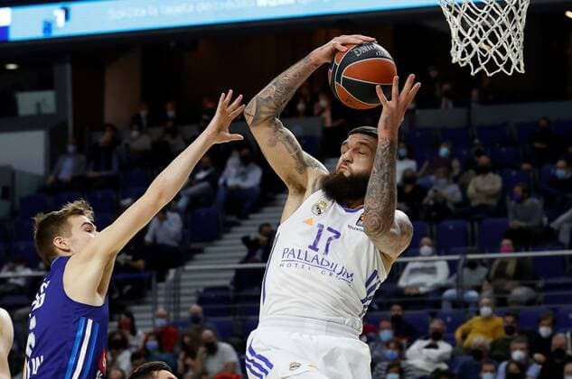 Real Madrid s Vicent Poirier (R) in action during the Euroleague basketball match between Real Madrid and Alba Berlin held at WiZink Center in Madrid, Spain, 14 December 2021. Real Madrid vs. Alba Berlin !ACHTUNG: NUR REDAKTIONELLE NUTZUNG!  Copyright: xJUANJOxMARTINx(es-ES)x GRAF5278 20211214-b1b28441eee7c1a0d738a3ddaf0f4a59e808d3d2