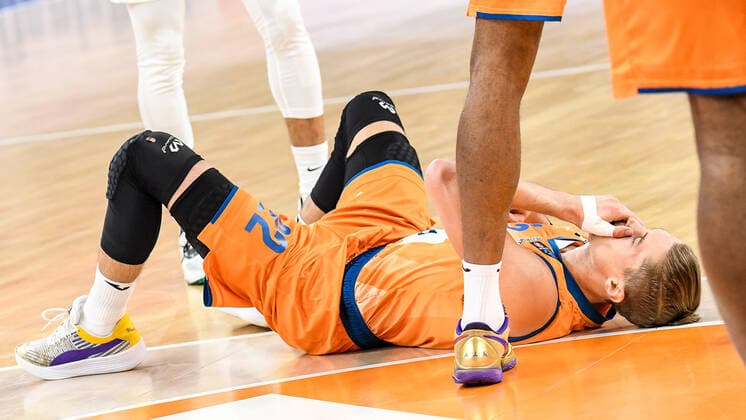 GER, EuroCup, ratiopharm ulm vs Mincidelice JL Bourg en Bresse 14 12 2021, ratiopharm arena, Neu Ulm, GER, EuroCup, ratiopharm ulm vs Mincidelice JL Bourg en Bresse, pictured Thomas Klepeisz Ulm, 22 is on the ground after a foul nordphotoxGmbHx xHafner nph00200