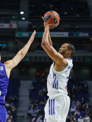 14th December 2021; Wizink Center; Madrid, Spain; Turkish Airlines Euroleague Basketball , Real Madrid versus Alba Berlin; Anthony Randolph (Real Madrid Baloncesto) for three points  ActionPlus12348141 AgenciaLOF