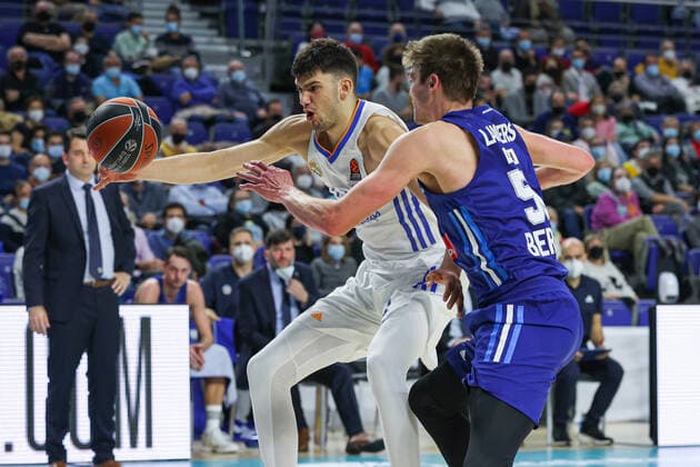14th December 2021; Wizink Center; Madrid, Spain; Turkish Airlines Euroleague Basketball , Real Madrid versus Alba Berlin; Tristan Vukcevic (Real Madrid Baloncesto)& xa0;and Ben Lammers (Alba Berlin)  ActionPlus12348144 AgenciaLOF