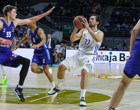 14th December 2021; Wizink Center; Madrid, Spain; Turkish Airlines Euroleague Basketball , Real Madrid versus Alba Berlin; Sergio Llull (Real Madrid Baloncesto)& xa0;looks to shoot for 3 points  ActionPlus12348145 AgenciaLOF