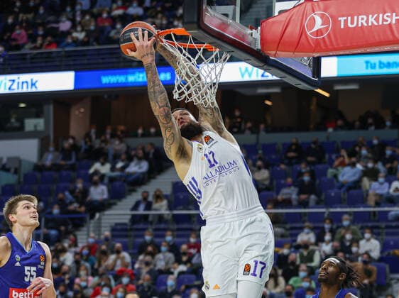 14th December 2021; Wizink Center; Madrid, Spain; Turkish Airlines Euroleague Basketball , Real Madrid versus Alba Berlin; Vincent Poirier (Real Madrid Baloncesto) dunks for 2 points  ActionPlus12348124 AgenciaLOF