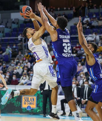 14th December 2021; Wizink Center; Madrid, Spain; Turkish Airlines Euroleague Basketball , Real Madrid versus Alba Berlin; Nigel Williams-Goss (Real Madrid Baloncesto) takes a jump shot against Johannes Thiemann (Alba Berlin)  ActionPlus12348126 AgenciaLOF
