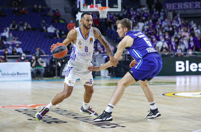 14th December 2021; Wizink Center; Madrid, Spain; Turkish Airlines Euroleague Basketball , Real Madrid versus Alba Berlin; Adam Hanga (Real Madrid Baloncesto) breaks away from the defense of Malte Delow (Alba Berlin)  ActionPlus12348128 AgenciaLOF