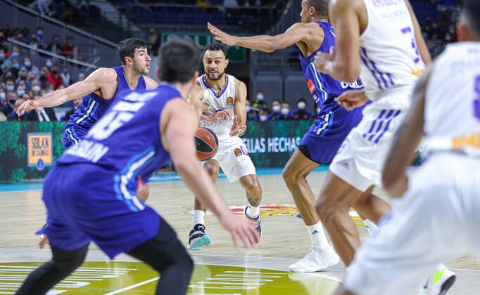 14th December 2021; Wizink Center; Madrid, Spain; Turkish Airlines Euroleague Basketball , Real Madrid versus Alba Berlin; Nigel Williams-Goss (Real Madrid Baloncesto) passing the ball through the lane  ActionPlus12348134 AgenciaLOF