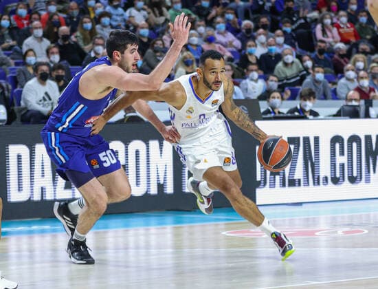 14th December 2021; Wizink Center; Madrid, Spain; Turkish Airlines Euroleague Basketball , Real Madrid versus Alba Berlin; Adam Hanga (Real Madrid Baloncesto) brings the ball forward against Yovel Zoosman (Alba Berlin)  ActionPlus12348136 AgenciaLOF