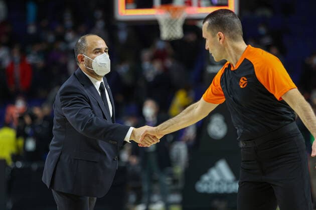 14th December 2021; Wizink Center; Madrid, Spain; Turkish Airlines Euroleague Basketball , Real Madrid versus Alba Berlin; Jesus Mateo coach Real Madrid Baloncesto shakes hands with the referee  ActionPlus12348153 AgenciaLOF