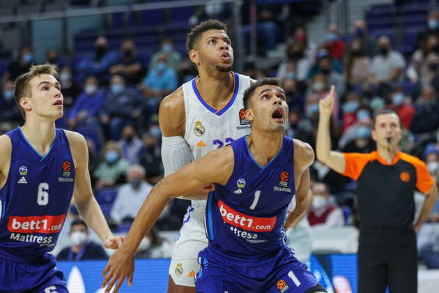 14th December 2021; Wizink Center; Madrid, Spain; Turkish Airlines Euroleague Basketball , Real Madrid versus Alba Berlin; Walter Tavares (Real Madrid Baloncesto) and Oscar Da Silva (Alba Berlin) position for a rebound  ActionPlus12348157 AgenciaLOF
