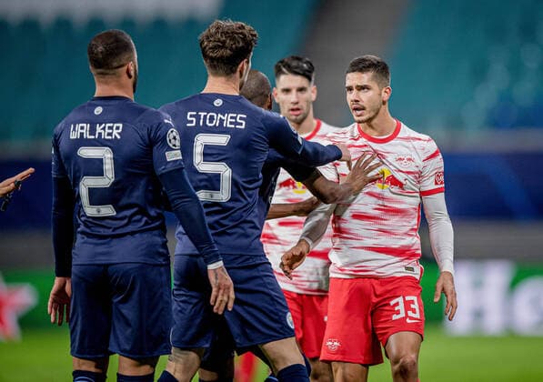 Leipzigs Andre Silva white complains to Manchesters Kyle Walker after the latters rough foul, for which he sees the red card Football UEFA Champions League, matchday 6 RB Leipzig Manchester City 2 1 7 December 2021 Leipzig Sachsen , Red Bull Arena RB Leipzig Manchester City 2 1
