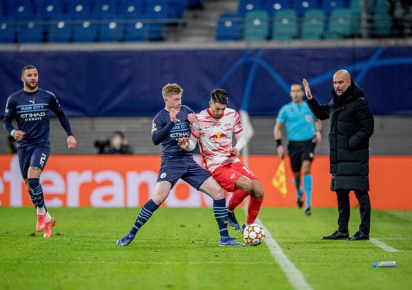Leipzigs Dominik Szoboszlai knows against Manchesters Kevin De Bruyne in front of Pep Guardiola Football UEFA Champions League, matchday 6 RB Leipzig Manchester City 2 1 7 December 2021 Leipzig Saxony , Red Bull Arena RB Leipzig Manchester City 2 1