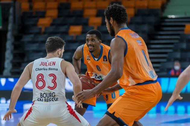 14 12 2021, Neu Ulm, Germany, ratiopharm Arena, ratiopharm ulm vs Mincidelice JL BourgenttaeuschtBresse Basketball 7 Days EuroCup, Axel Julien Mincidelice JL BourgenttaeuschtBresse , Semaj Christon ratiopharm ulm and Christiano Felicio ratiopharm ulm in duel Photo H Langer Neu Ulm ratiopharm Arena Bayern Germany.  LANGER20211214_072 Langer-541