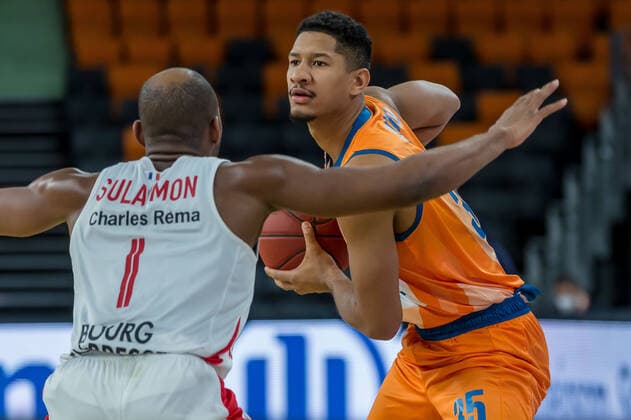 14 12 2021, Neu Ulm, Germany, ratiopharm Arena, ratiopharm ulm vs Mincidelice JL BourgenttaeuschtBresse Basketball 7 Days EuroCup, Rasheed Sulaimon Mincidelice JL BourgenttaeuschtBresse and Karim Jallow ratiopharm ulm in duel Photo H Langer Neu Ulm ratiopharm Arena Bayern Germany.  LANGER20211214_081 Langer-541