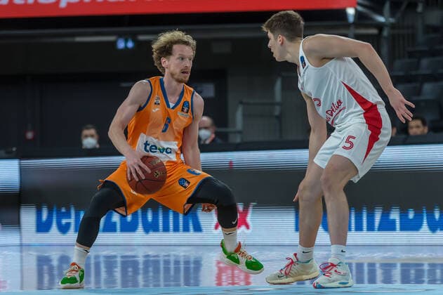 14 12 2021, Neu Ulm, Germany, ratiopharm Arena, ratiopharm ulm vs Mincidelice JL BourgenttaeuschtBresse Basketball 7 Days EuroCup, Per Guenther ratiopharm ulm and Hugo Benitez Mincidelice JL BourgenttaeuschtBresse in a duel Photo H Langer Neu Ulm ratiopharm Arena Bayern Deutschland  LANGER20211214_091 Langer-541