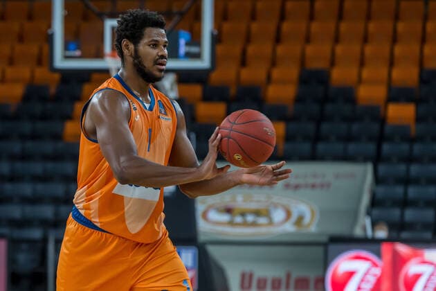 14 12 2021, Neu Ulm, Germany, ratiopharm Arena, ratiopharm ulm vs Mincidelice JL BourgenttaeuschtBresse Basketball 7 Days EuroCup, Christiano Felicio ratiopharm ulm in action, on the ball, individual action Photo H Langer Neu Ulm ratiopharm Arena Bayern Germany.  LANGER20211214_094 Langer-541
