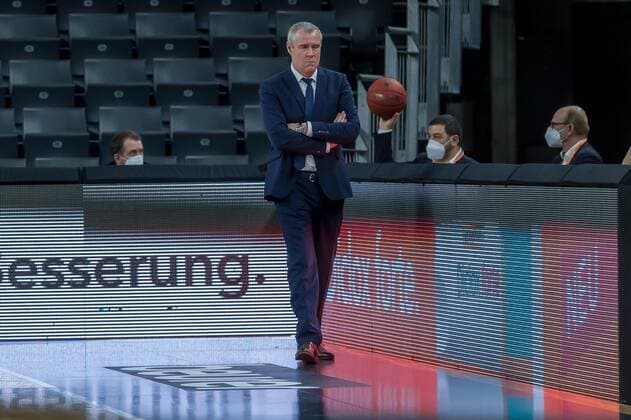 14 12 2021, Neu Ulm, Germany, ratiopharm Arena, ratiopharm ulm vs Mincidelice JL BourgenttaeuschtBresse Basketball 7 Days EuroCup, Haed Coach Axel Julien Mincidelice JL BourgenttaeuschtBresse Schaut Foto H Langer Neu Ulm ratiopharm Arena Bayern Germany  LANGER20211214_100 Langer-541