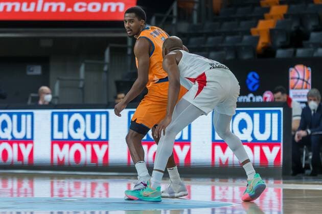 14 12 2021, Neu Ulm, Germany, ratiopharm Arena, ratiopharm ulm vs Mincidelice JL BourgenttaeuschtBresse Basketball 7 Days EuroCup, Semaj Christon ratiopharm ulm and Rasheed Sulaimon Mincidelice JL BourgenttaeuschtBresse in duel Photo H Langer Neu Ulm ratiopharm Arena Bayern Germany.  LANGER20211214_106 Langer-541