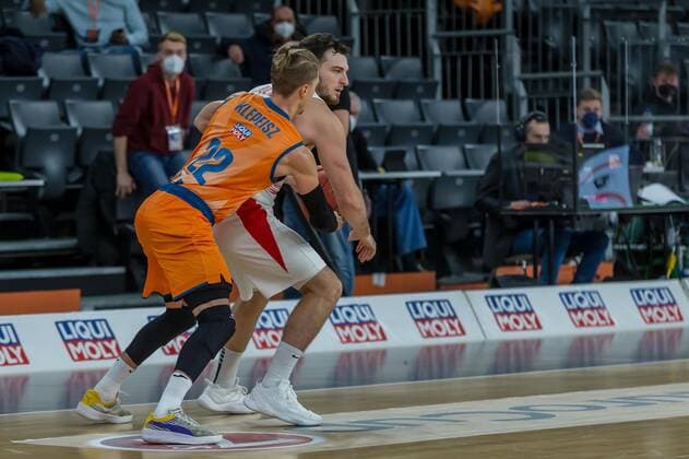 14 12 2021, Neu Ulm, Germany, ratiopharm Arena, ratiopharm ulm vs Mincidelice JL BourgenttaeuschtBresse Basketball 7 Days EuroCup, Thomas Klepeisz ratiopharm ulm and Axel Julien Mincidelice JL BourgenttaeuschtBresse in duel Photo H Langer Neu Ulm ratiopharm Arena Bayern Germany.  LANGER20211214_112 Langer-541